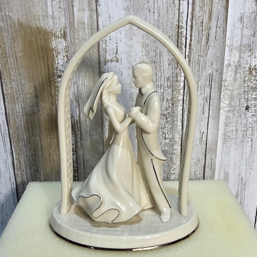 Lenox Wedding Promises Forever Yours Bride & Groom Figurine Platinum Cake Topper